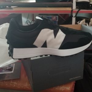 Black New Balance 327